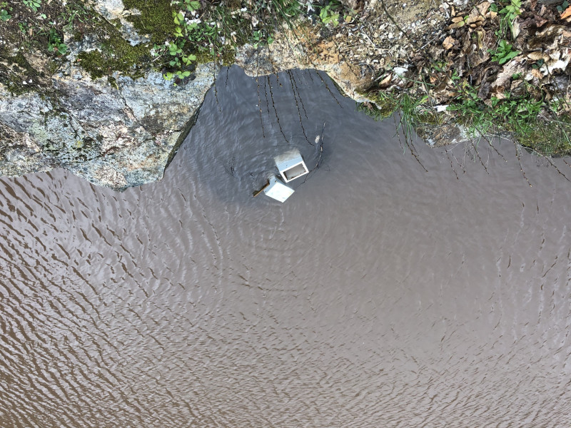 Tresore im Wasser auf Felsvorsprung
