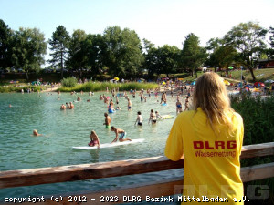 Rettungsschwimmer haben ein wachsames Auge auf die Badegäste