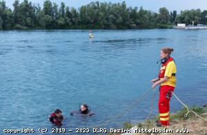 Signalfrau der DLRG mit Einsatztauchern