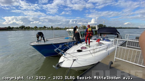 Havarist und Boot der Wasserschutzpolizei